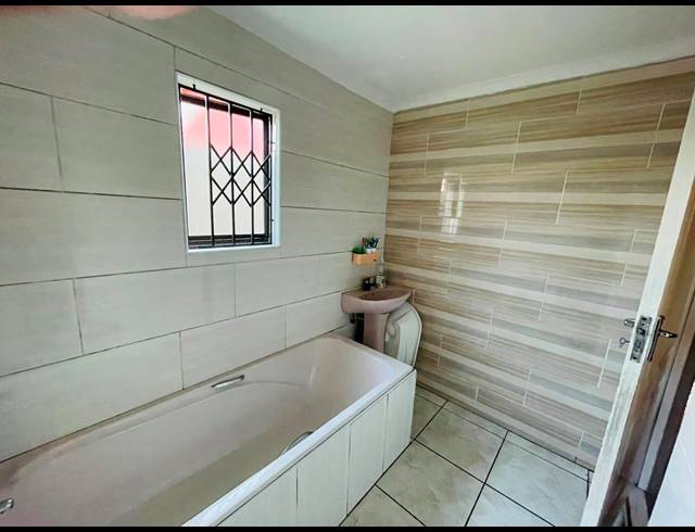2 BEDROOM HOUSE FOR SALE IN KWAZAKHELE